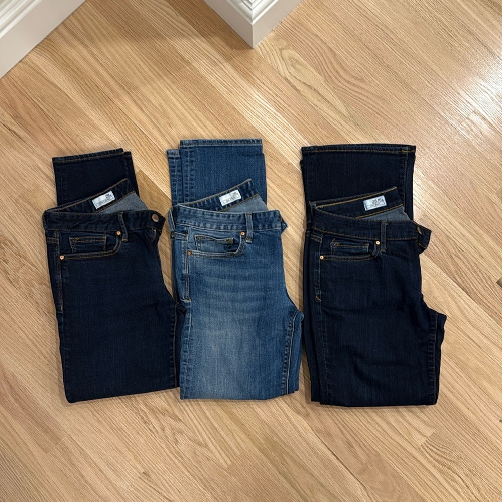 Woman’s size 28S Jeans with Classic Styles and Versatile Fit